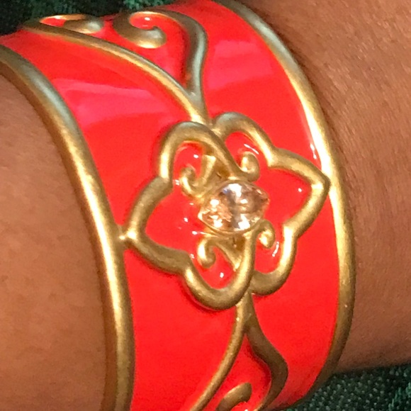 Carolee Lux Open Gold Tone Heart Scroll Embellished Cuff New - Scarlet Red - Picture 10 of 16